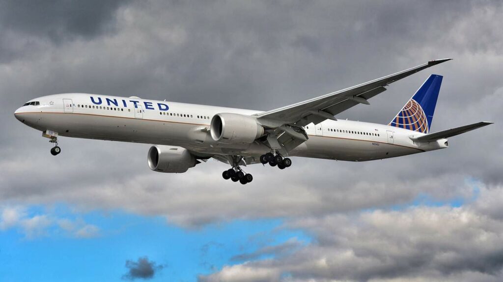 United Airlines Aircraft in flight 